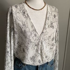 New ASTR Women’s Preppy Pleated Long Sleeve Surplice Wrap Floral Print Blouse